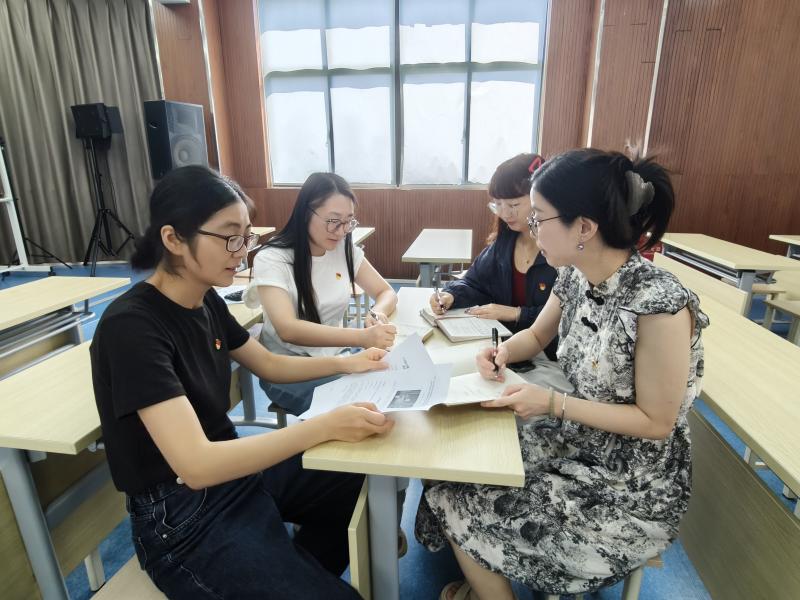 支委会议.jpg 支委会议.jpg